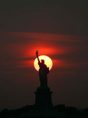 太阳落在自由女神像的后面