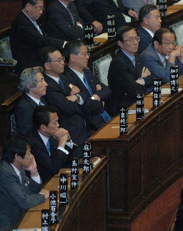 图文:日本众议院通过邮政民营化相关法案(3)