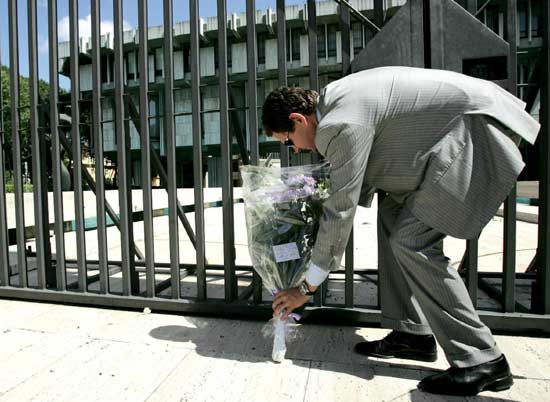 图文:英国驻意大利大使馆门前鲜花