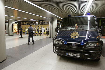 图文:马德里市中心地铁站中的警察