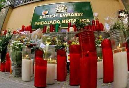 图文:英国驻西班牙大使馆外摆放着蜡烛和献花