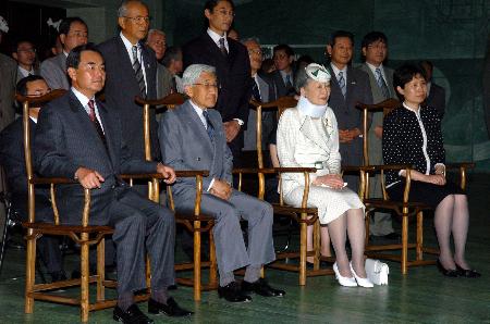 图文:(1)日本天皇夫妇参观爱知世博会中国馆