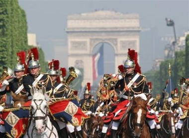 法国国民卫队穿过香榭丽舍大街