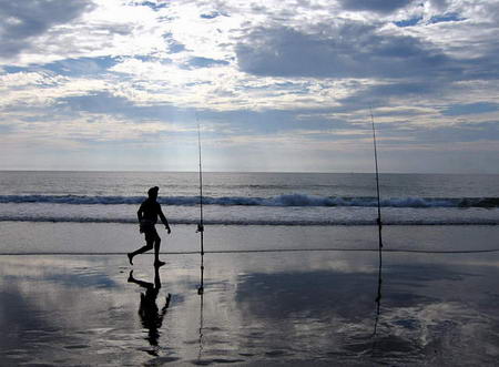 图文:美国肯尼迪航天中心附近海滩的渔民