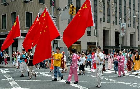 组图:纽约举行国际移民游行 中国移民挥舞国旗