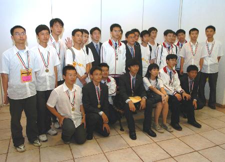 图文:中国队获第46届国际数学奥赛团体总分第