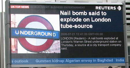 图文：伦敦码头大屏幕播放爆炸新闻