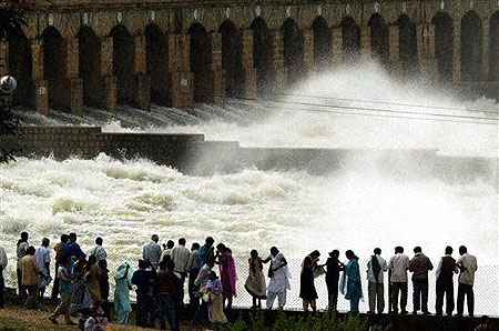 图文:印度克利须那河大坝开闸泄洪