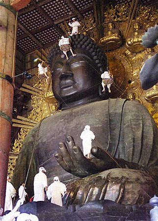 图文:日本和尚清洁奈良东大寺15米高佛像