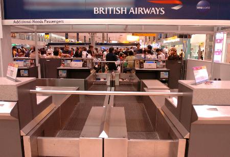 图文:英航取消所有航班大批旅客滞留伦敦(6)