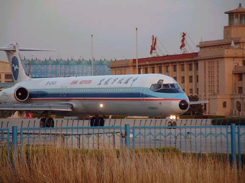 资料图片:停在首都机场的一架麦道82飞机