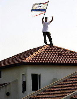 图文：以色列人站在屋顶上挥舞以色列国旗