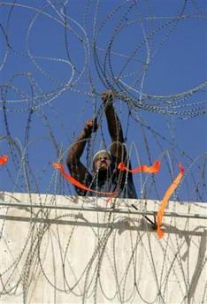 图文：犹太定居者拆除铁丝网