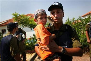 图文：以军士兵抱着流泪的儿童离开定居点