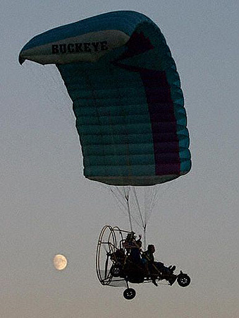 图文:美国飞行员乘坐动力滑翔伞掠过满月