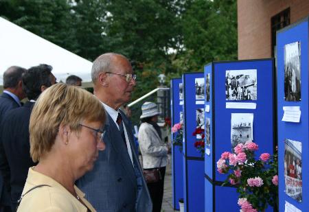 图文:中国驻瑞典使馆举行纪念抗战胜利60周年
