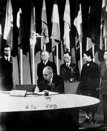 资料图片:中共代表董必武在联合国宪章上签字