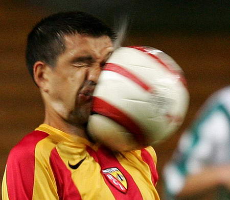 组图:运动员脸部被足球撞击变形