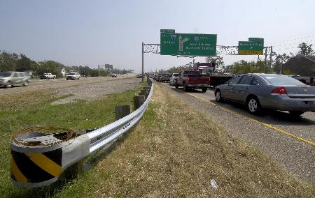 图文：通向新奥尔良城区的高速公路车辆堵塞