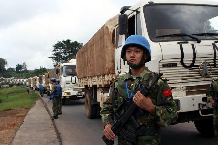 图文:中国维和运输分队在利比里亚(2)