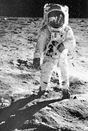 图文:美国宇航员首次登上月球