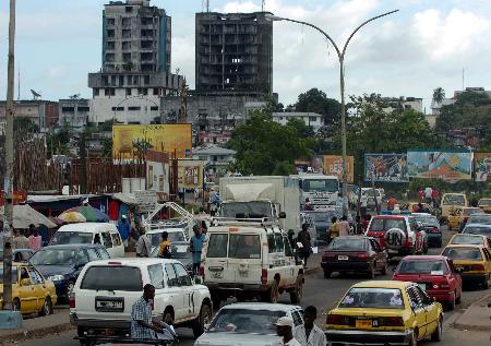 点击此处查看全部新闻图片   10月15日,在利比里亚首都蒙罗维亚,拥挤