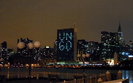 图文:总部亮灯纪念联合国成立60周年(3)