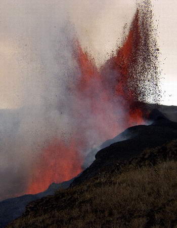 组图:厄瓜多尔火山爆发 烟雾迷漫岩浆迸发