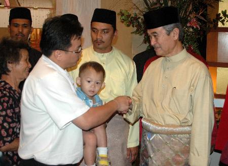 图文:马来西亚总理与民共庆开斋节(1)