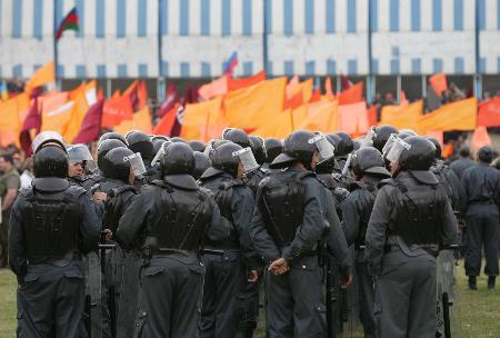 11月9日,在阿塞拜疆首都巴库,阿塞拜疆防暴警察在反对派集会过程中