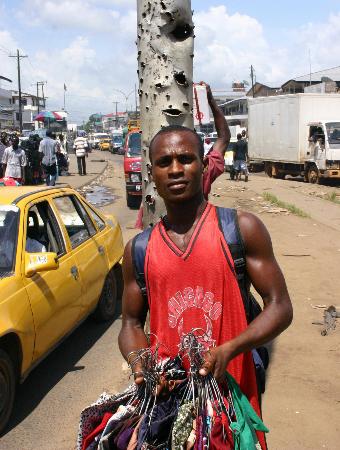 图文:利比里亚街头的小商贩(2)