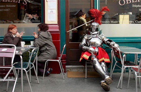 图文：在咖啡馆休息的疲倦骑士