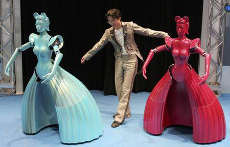 圖文：男子和舞伴機器人歡迎來賓