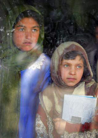 圖文：阿富汗流浪兒看著窗外