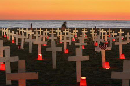 图文：美海滩插满十字架纪念战死的美军士兵