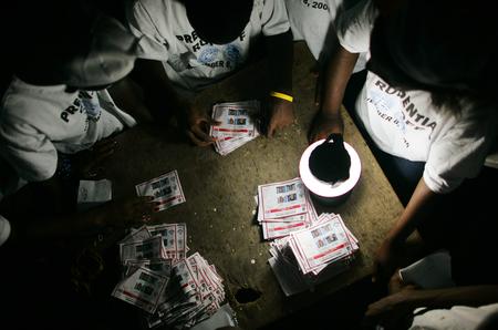 图文：利比里亚大选工作人员给选票分类