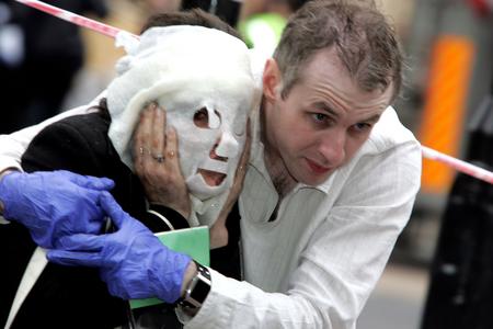 图文：男子助受伤女子逃离伦敦爆炸现场