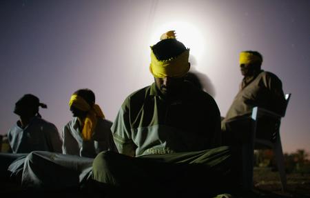 圖文：美軍俘虜被綁起來蒙上眼罩坐在地上