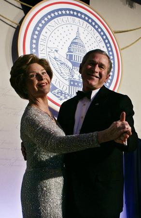 圖文：布什與夫人翩翩起舞慶賀競選獲勝
