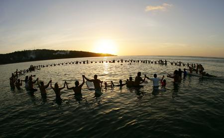 图文：游客在海岸边悼念巴厘岛恐怖袭击遇难者