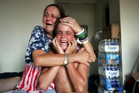 圖文：颶風中喪女的老婦人懷抱著外孫哭泣