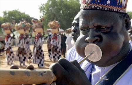 图文:非洲男子在音乐节上演奏音乐