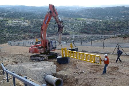 图文：以色列工人正在修建安全检查站