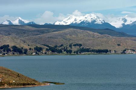 位于秘鲁和玻利维亚交界的安第斯山脉,湖面达海拔3821米,也是世界上