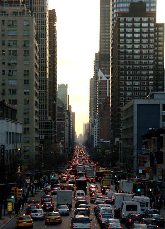图文:美国纽约市曼哈顿第二大道上挤满了车辆