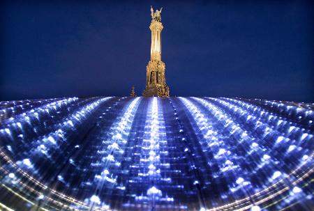 图文:圣诞灯光照亮西班牙马德里科隆广场