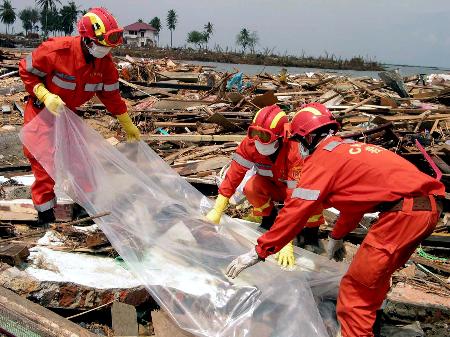 图文：中国国际救援队在灾区开展灾后