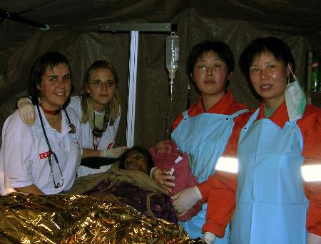 图文：中国西班牙女医疗队员合作为孕妇分娩