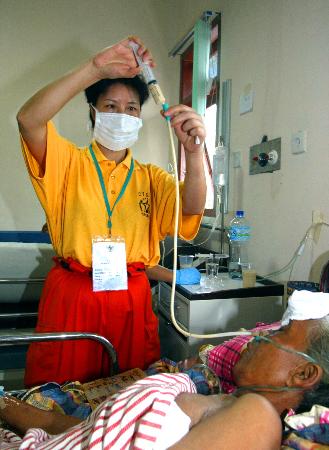 图文：中国救援队管晓萍护士长为灾民输营养液