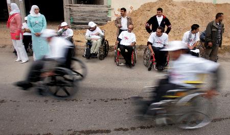 图文：巴残疾人参加在加沙举办的马拉松比赛